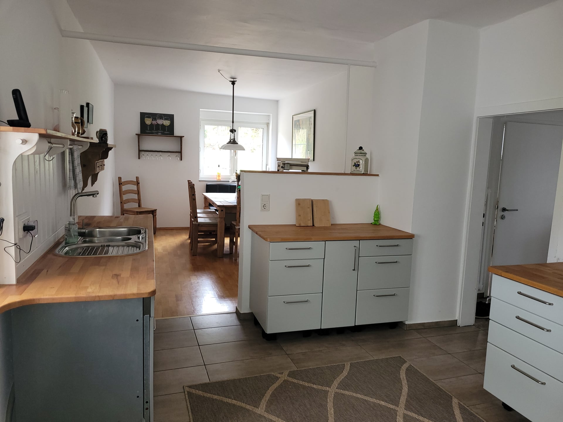 Moderne Küche mit Kochinsel