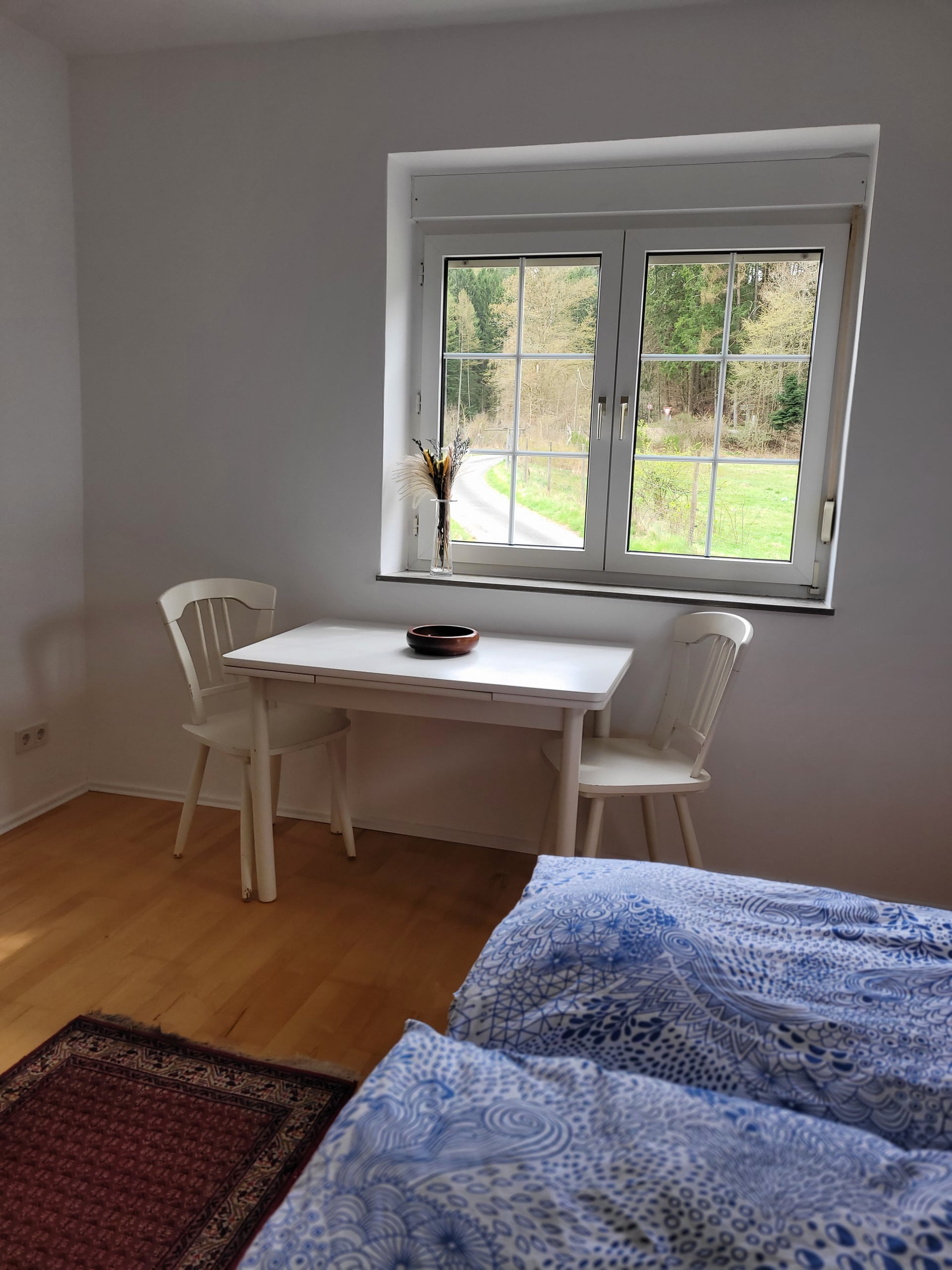 Schlafzimmer mit Fensterblick