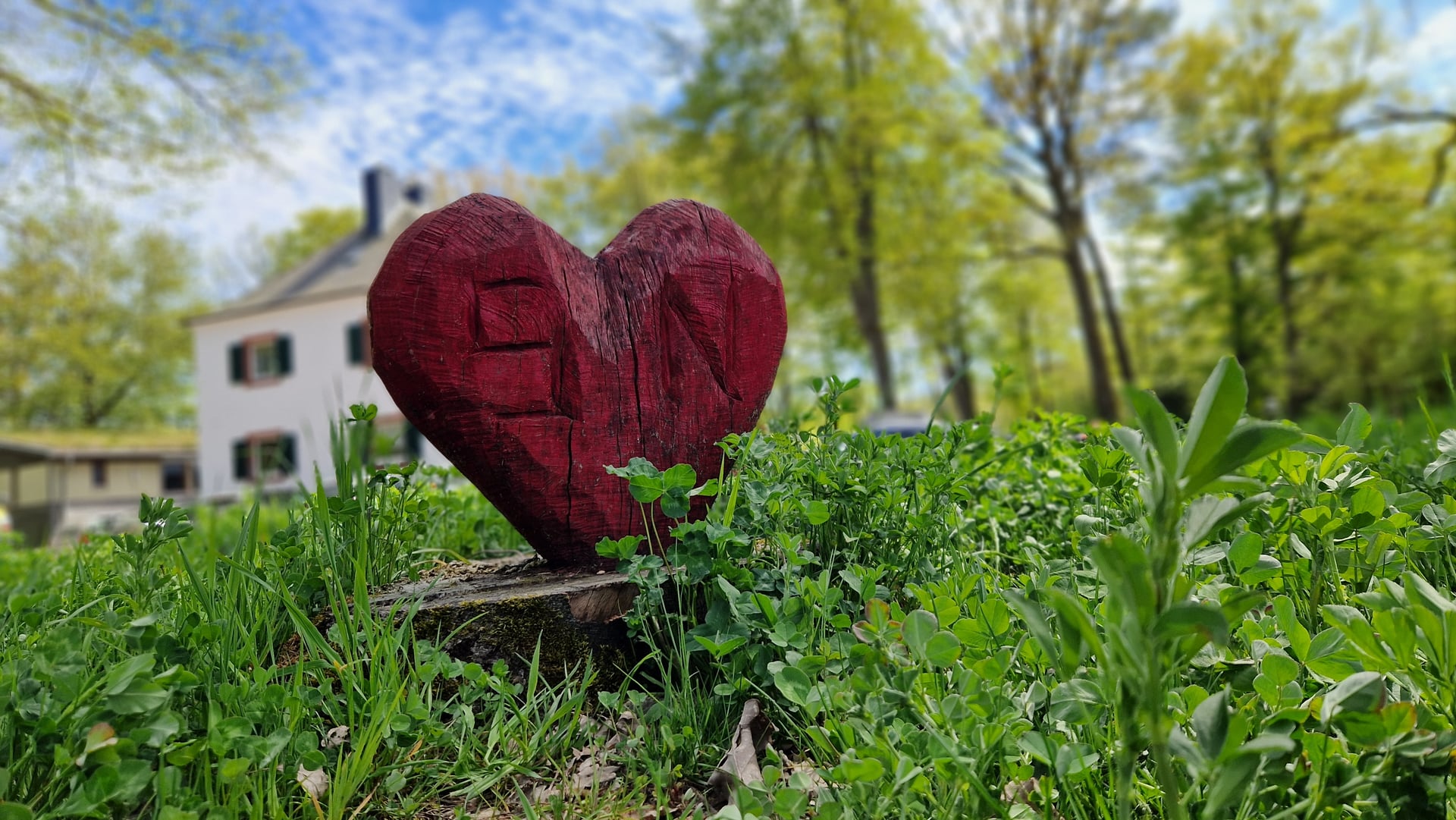 Rotes Herz in der Natur – Lauberhof
