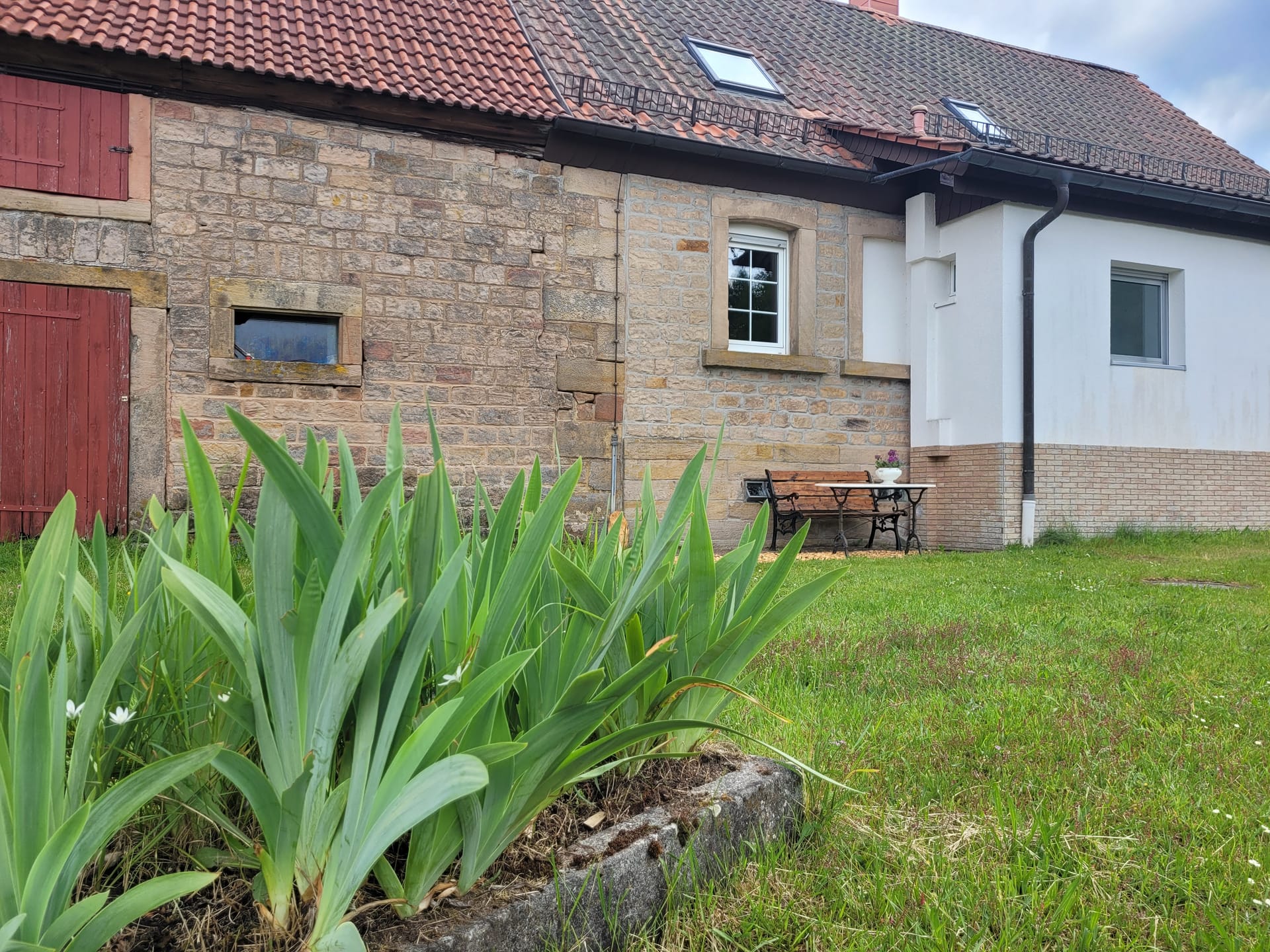 Garten mit Bank & Naturstein-Fassade