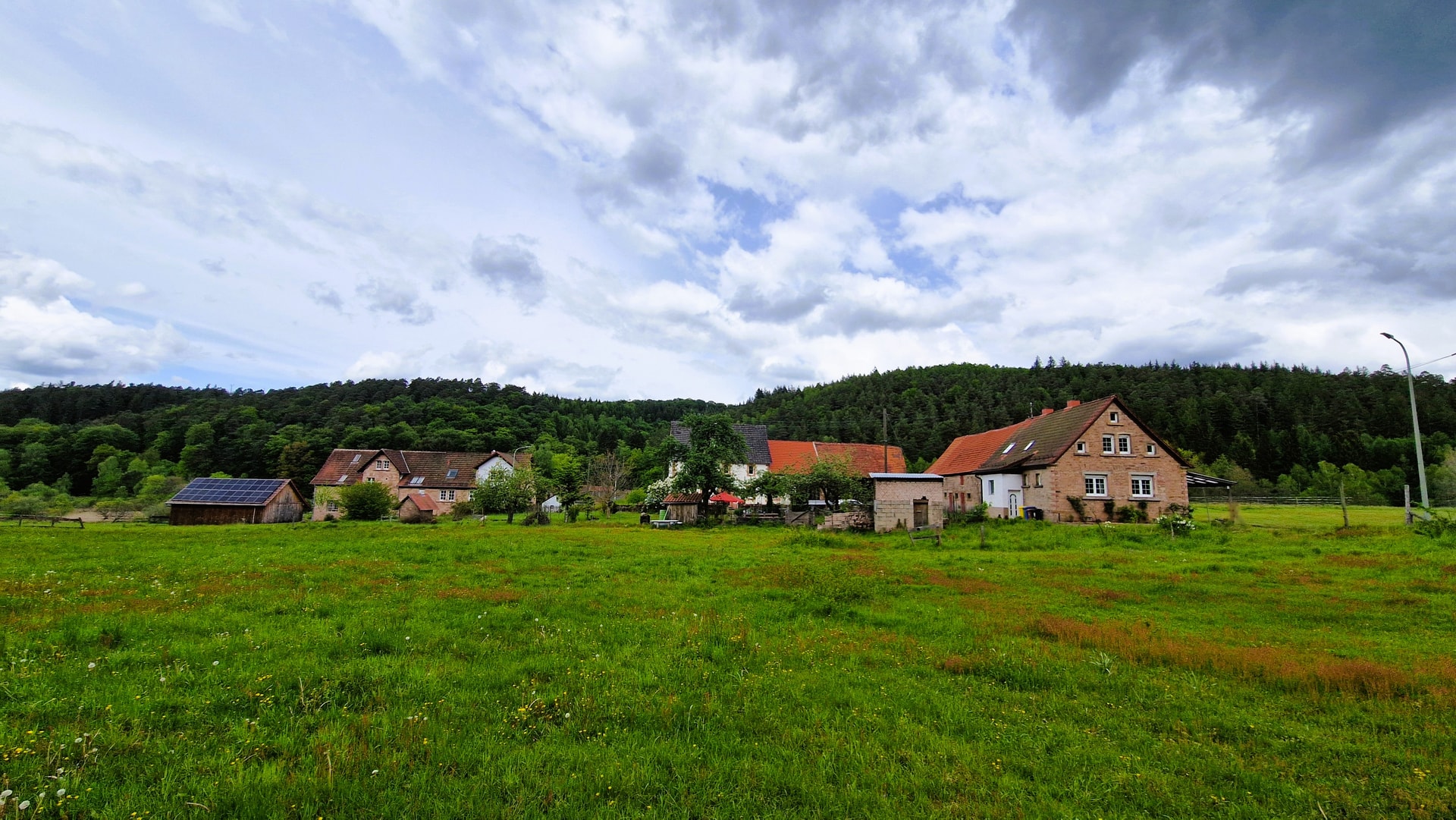 Lauberhof Panorama durch Bäume - Historisches Bauernhaus