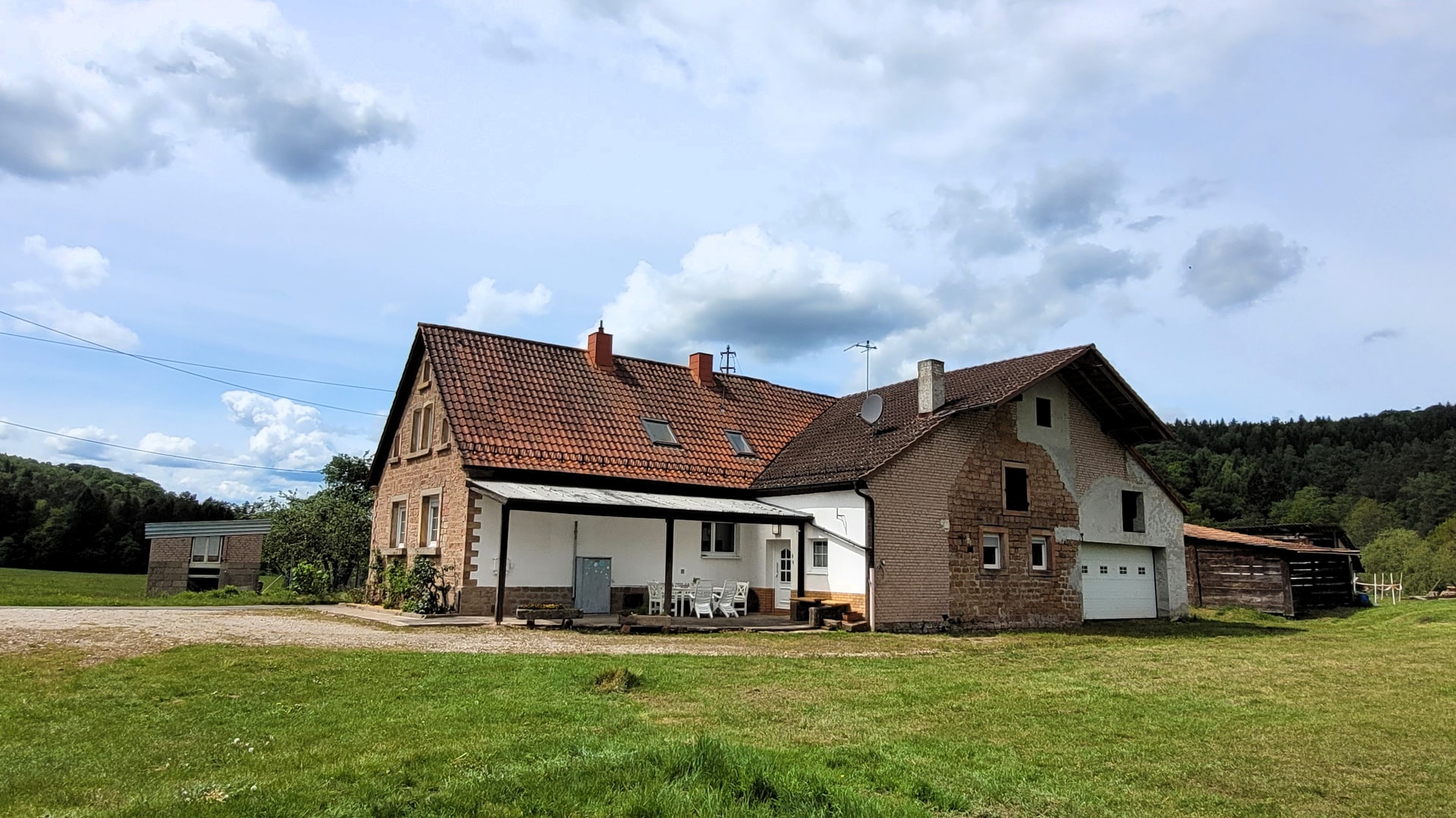 Lauberhof Panorama durch Bäume - Historisches Bauernhaus
